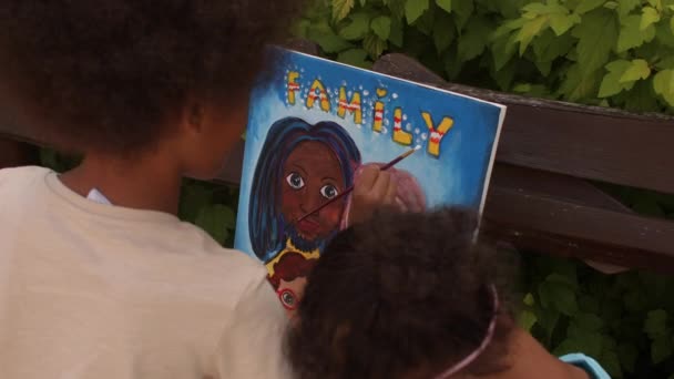 Talentosa mano de niño completa la pintura. Familia de inscripción. — Vídeo de stock