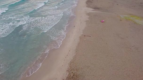 Havets fina sand sköljs av vågorna. Drone ovanifrån. — Stockvideo