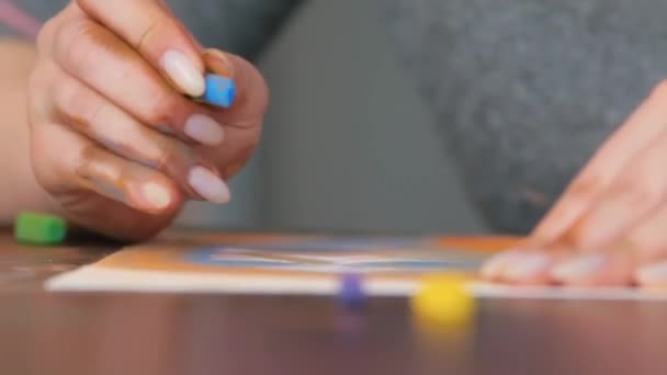 Брудні пальці художника. Використання крейди в живописі . — стокове відео