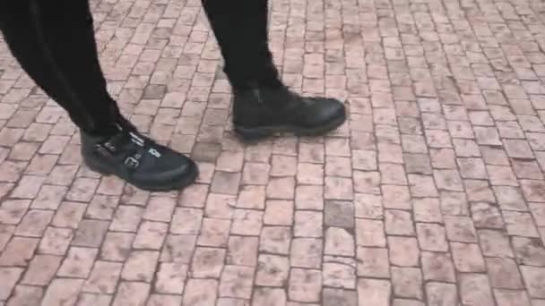 Lábak ember séta kövön járda Mozgolódás személy mozog a városban — Stock videók