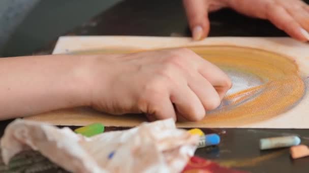 A művészek rajzolnak egy képet egy ceruzával. Az ujj elmossa a pigmentet.. — Stock videók