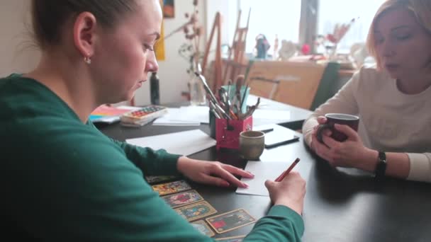O femeie în timpul unei sesiuni cu un terapeut gestalt folosind carduri metaforice. — Videoclip de stoc