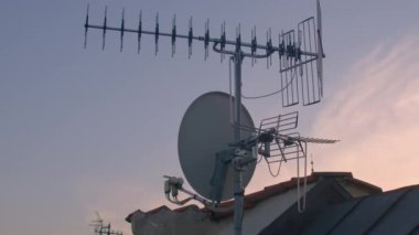 Dalga yayını TV 'de. Eski şehrin çatısı üzerinde anten kompleksi.