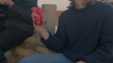 Ses çıkarmak için müzik aleti kullanın. Farklılık vücut hareketleri.