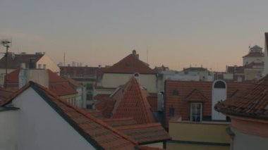 Çatı antenleri Eski Avrupa şehrinin tarihi kilisesi Güzel şehir manzarası