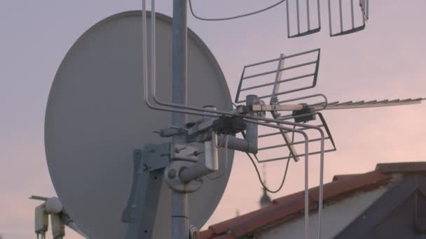 Urządzenie anteny dachowej. Nadawanie i odbieranie bezprzewodowego sygnału internetowego. — Wideo stockowe