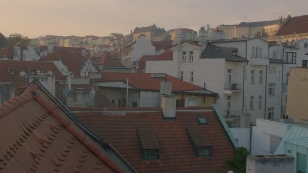 Fasader av hus i gamla stan. Röda tak av byggnader. Lägenhetsfönster. — Stockvideo