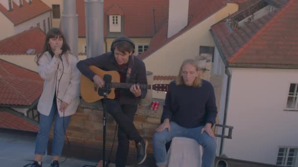 Музыкальная группа создает акустическую музыку на крыше дома создают ритм — стоковое видео