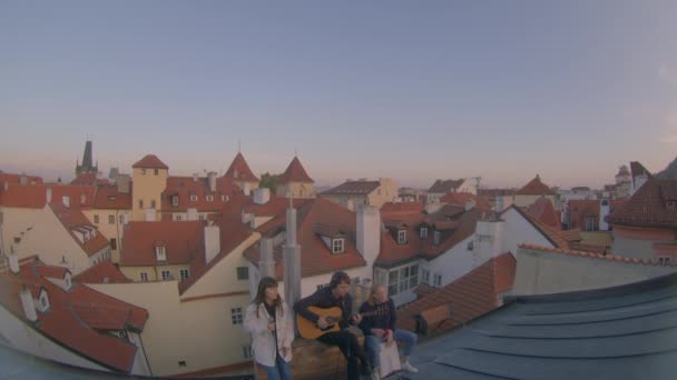 Faites de la musique sur le toit de la maison. Toits de maisons dans la vieille ville. — Video