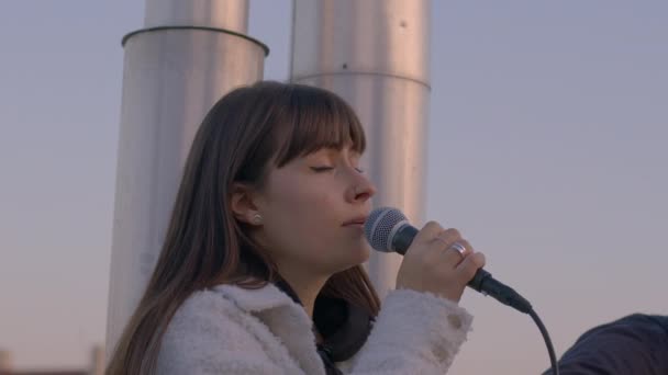 Egy tehetséges zenei csoport finom érzelmei. Egy új dalt adnak elő a tetőn.. — Stock videók