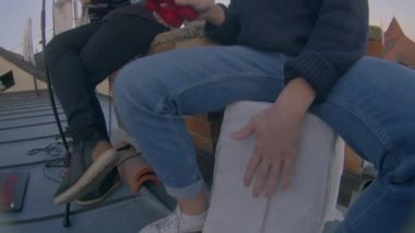 Müzik yapan grup, müzik enstrümanları kullanarak yeni bir şarkı yapıyor..