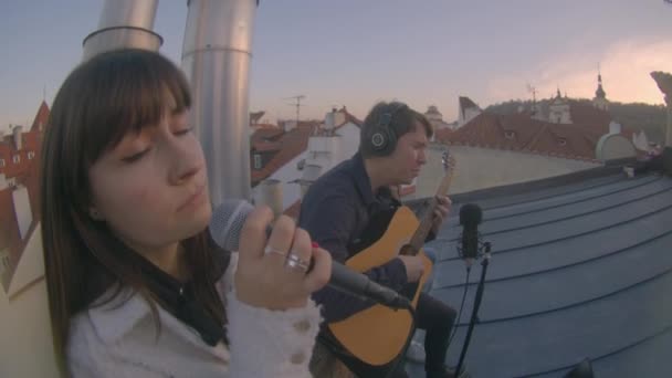 Meisje zingt in microfoon. Ritmische bewegingen lichaam verslaan muziek. — Stockvideo