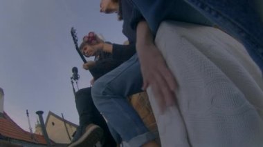 Aktif müzik enstrümanı çalma. Ritm ve sanatsal işbirliği