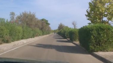 Yaz günü yolda yüksek hız trafiği. Uyum hız sınırı, trafik kuralları