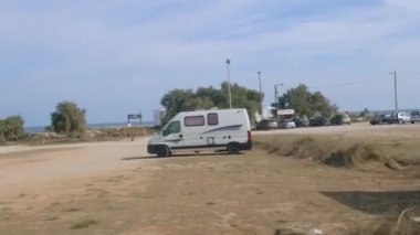  Güney köyünün penceresinden bak. Park yeri, ev..