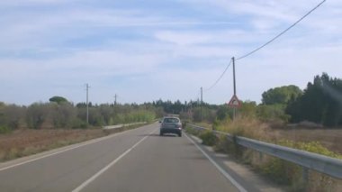 Köy trafiğinde bir hareket arabası var. Katı bölünme çizgisi.