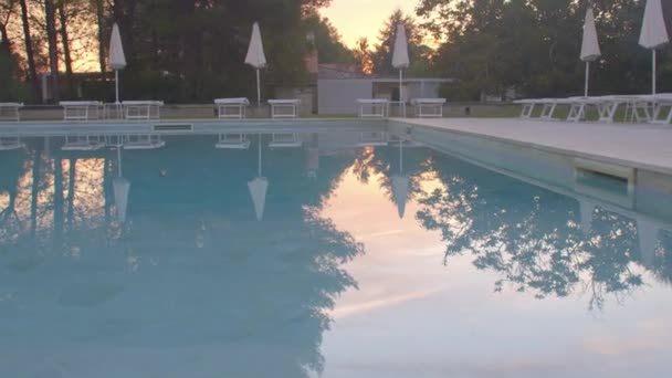 太陽のプールライトの水は水に反映されます。一日の始まり. — ストック動画