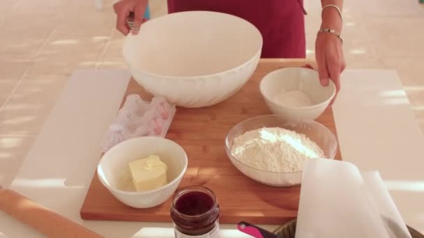 Manos cocinero comienza a hacer masa. Ella vierte la harina en un tazón, listo amasar — Vídeos de Stock