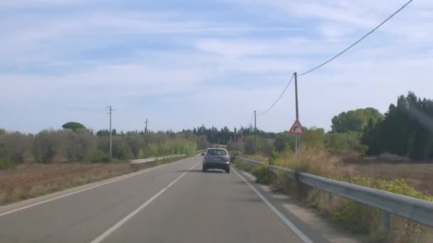 Köy trafiğinde bir hareket arabası var. Katı bölünme çizgisi. — Stok video