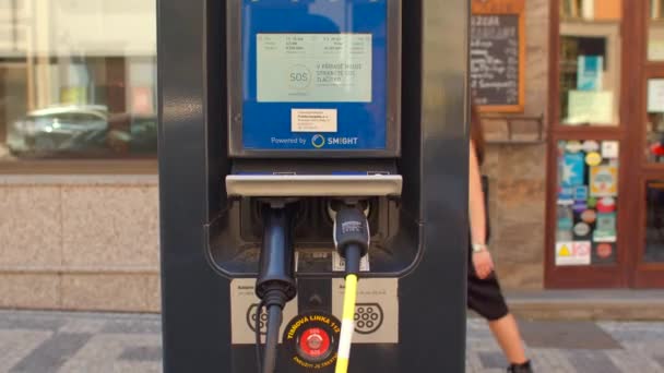 市内の公共電気自動車充電ステーション。地域再生可能エネルギー — ストック動画