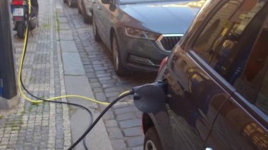 Şehir ortamında elektrikli araba için halka açık şarj istasyonu. Kapat.. 