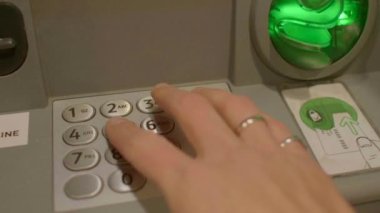 Elin yakın plan görüntüsü PIN ya da Kişisel Kimlik Numarası 4 haneli bir koddur 