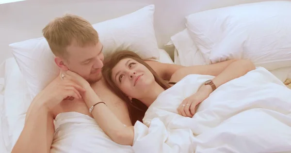 Verliebtes Paar verbringt Zeit miteinander im Hotelzimmer. Romantische Gefühle beim Date — Stockfoto