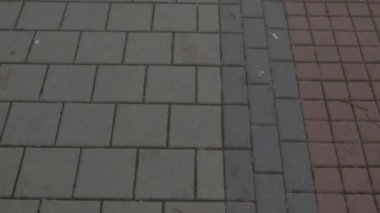 Eski şehirde bir yayanın ayağının altındaki kaldırım taşlarının hızlı hareketi..