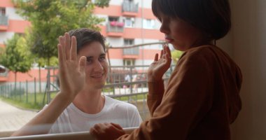 Semptomlar olmadan hastalık nedeniyle dışarı çıkma yasağı.