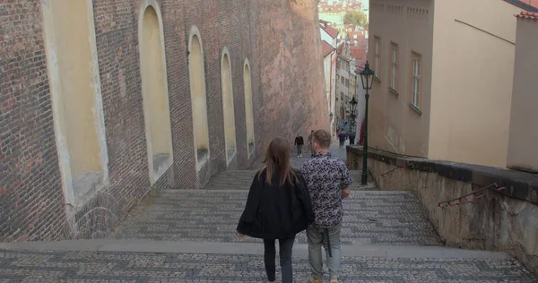 Backs couple moving down stairs in the city They move around the city. — Stock Photo, Image