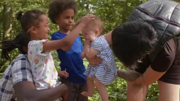 Duża rodzina bawi się w letnim lesie. Zabawa promuje zdrowy rozwój. — Wideo stockowe