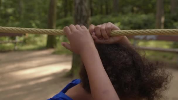 Portrét mladého afroamerického dítěte, které chodí samo na hřišti parku. — Stock video