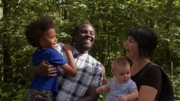 Radosny spotkanie ojciec z dziecko. Portret rodzinny w lesie. — Wideo stockowe