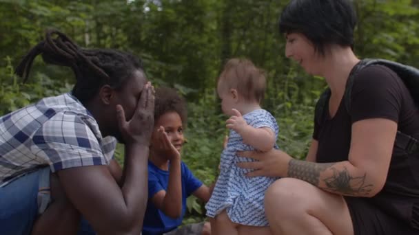 Η επικοινωνία μεταξύ των παιδιών γονείς πάρκο της πόλης προσελκύσει την προσοχή μικρό παιδί — Αρχείο Βίντεο