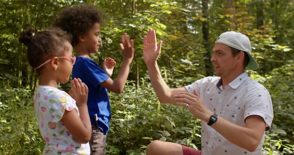 Father teaches children playing with hands. Lifestyle, outdoor. Patty Cake game. — Stock Photo, Image