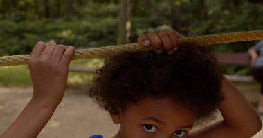 Parkta tek başına yürüyen Afrikalı Amerikalı bir çocuğun portresi..