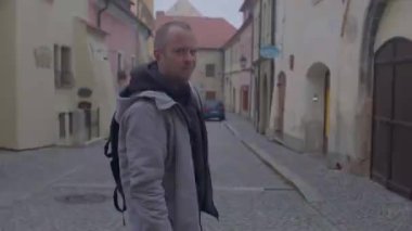 Adam parmaklarını V 'ye gösteriyor. Uluslararası kan davası işareti.