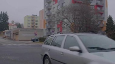 Şehirdeki hareket arabaları. Kavşak yön değiştiriyor..