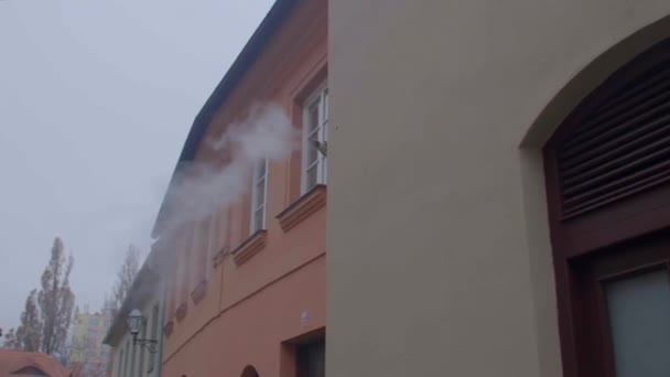 Witte rook komt uit de schoorsteen in de muur van het huis.. — Stockvideo