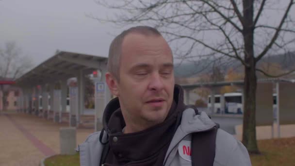 Portré ember városi állomás. Információkat beszél, egy újságíró munkáját.. — Stock videók