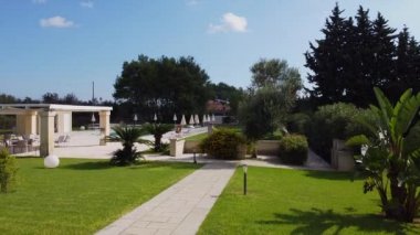Sıcak bir günde dinlenmek ve dinlenmek için güney bahçesinde bir yer. Su dolu havuz.
