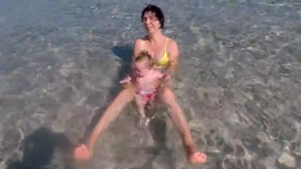 Мама с ребенком в воде во время отдыха в море. Температура тела ребенка. — стоковое видео