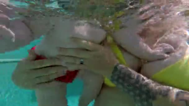 Mamma con un bambino nell'acqua della piscina. Temperatura corporea infantile. Treno bambini. — Video Stock