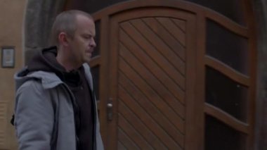 Şehirdeki insanların hareketi. Sırtında bir sırt çantası taşıyor. Şeytani ifade