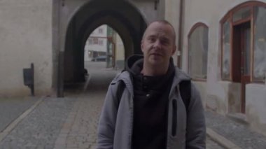 Fırtına şehrinde bir adam geriye doğru hareket eder. Konuşuyor, konuşuyor. Şehrin karanlık yerleri..