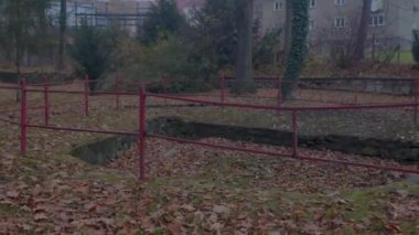 Suç mahalli. Kırmızı bir çit sonbahar yapraklarıyla çukur kapatır..