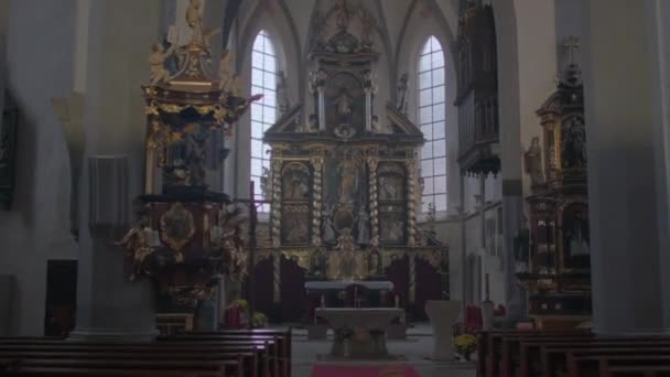 Starý oltářní kostel. Umístěte náboženské obřady. Stojan s ikonami, dekorace místo — Stock video