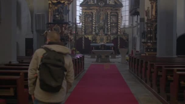 Назад людина в церкві. Відвідування релігійної будівлі після психічного розладу . — стокове відео