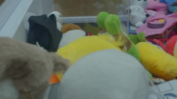 Há um monte de brinquedos atraindo a atenção das crianças na loja, tomada. — Vídeo de Stock