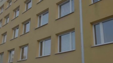 Bir apartmanın pencereleri. Uzaydan eve nüfus. Kiralık pazar.